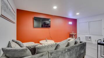 Smart TV, Netflix, Hulu, streaming services