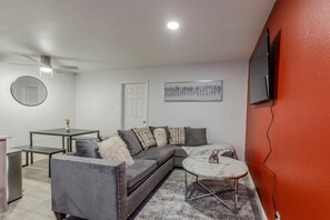 Smart TV, Netflix, Hulu, streaming services - NEW Montrose Gem! Central to Downtown HTX, NRG, & the Museum District. (Houston)