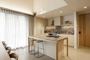 Réfrigérateur, four à micro-ondes, un four, surface de cuisson