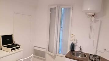 Bouilloire électrique, batterie de cuisine, vaisselle et ustensiles