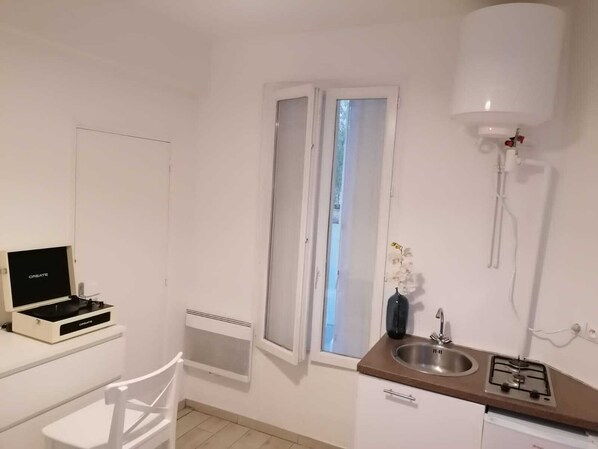 Bouilloire électrique, batterie de cuisine, vaisselle et ustensiles