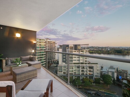 River + City Views. Unit 4kms from Airport and City