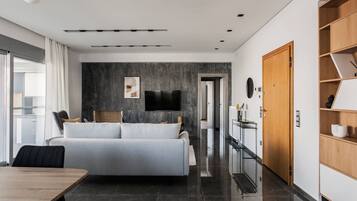 Smart TV, fireplace