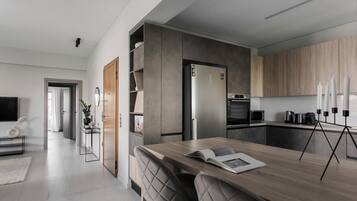 Fridge, oven, dishwasher, coffee/tea maker