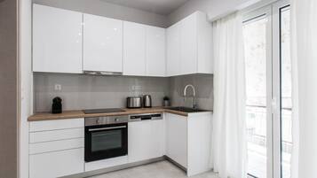 Fridge, oven, dishwasher, coffee/tea maker