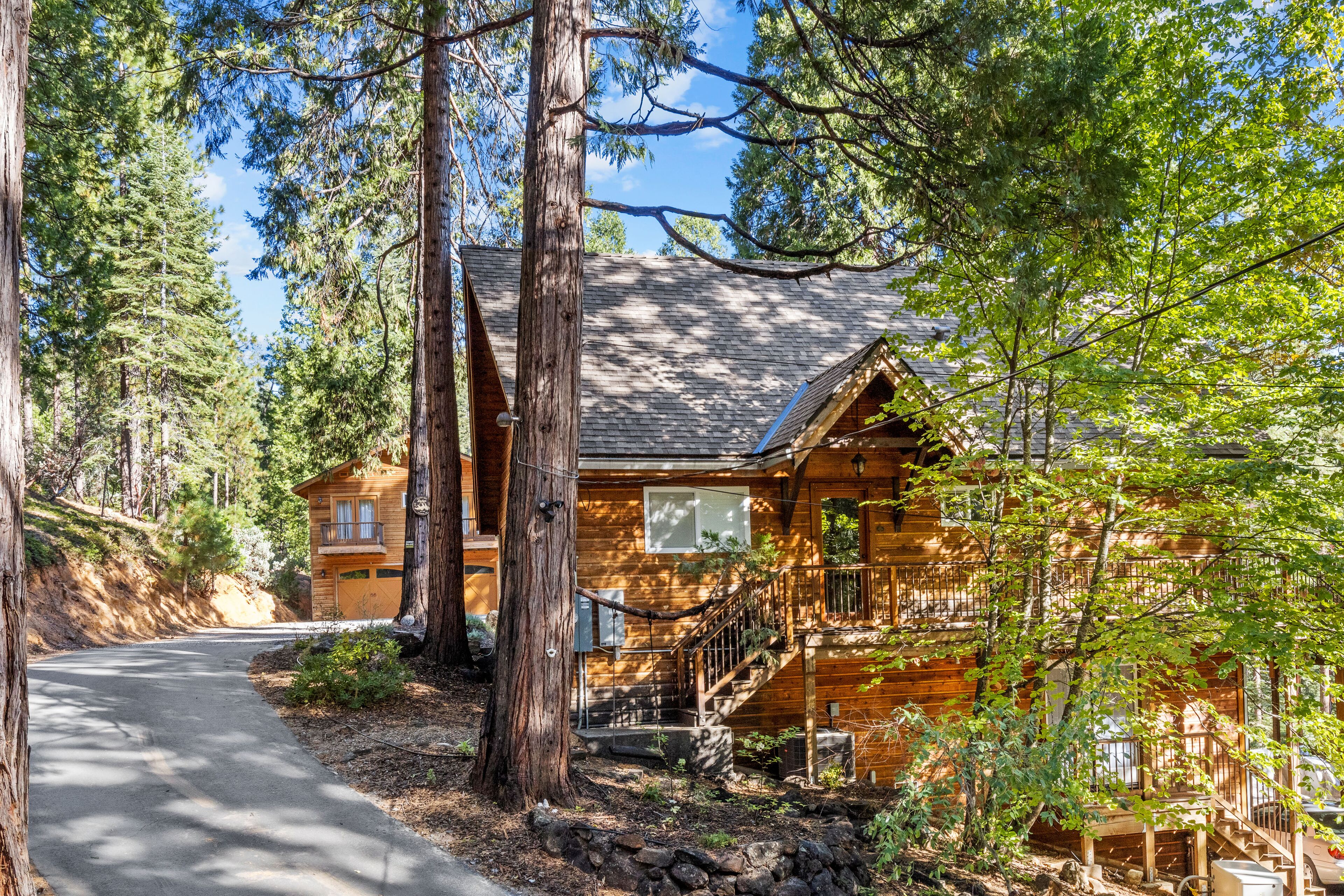 Amazing alpine chalet & guest house with private hot tub - pool & lake access