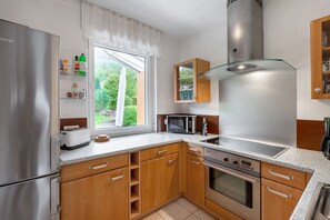 Fridge, oven, stovetop, dishwasher