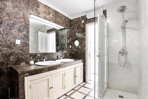 Bathtub, towels, soap, shampoo