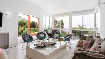 Een smart-tv, boeken en een printer