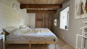 2 bedrooms, iron/ironing board, bed sheets