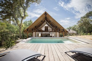 Outdoor pool, a heated pool - Family holiday property up to 20p with gites 2kms from the Pont du Gard (Castillon-du-Gard)