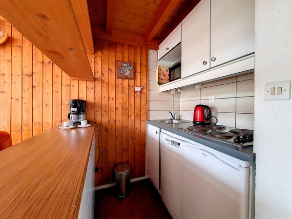 Fridge, microwave, dishwasher, coffee/tea maker
