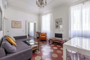 TV, offices - Spanish Steps Charming Apartment, AC in each room (Rome)
