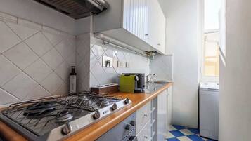 Kühlschrank, Ofen, Herdplatte, Wasserkocher mit Kaffee-/Teezubehör