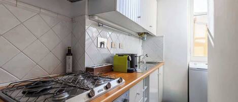 Fridge, oven, stovetop, coffee/tea maker