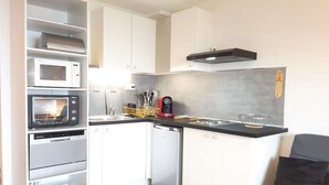 Een koffiezetapparaat/waterkoker, een microgolfoven, een oven