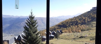 Cozy T2 Chalet for 4 - Mountain Views, Near Ski Lifts, Free Holiday Shuttle, Full Amenities