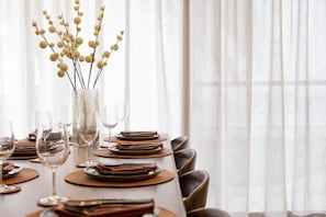 Dining - The perfect group accommodation. Walk to town from these brand new properties. (Beechworth)