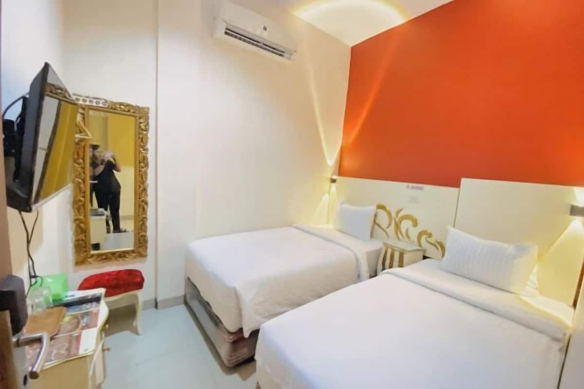 1 bedroom, premium bedding, memory foam beds, desk
