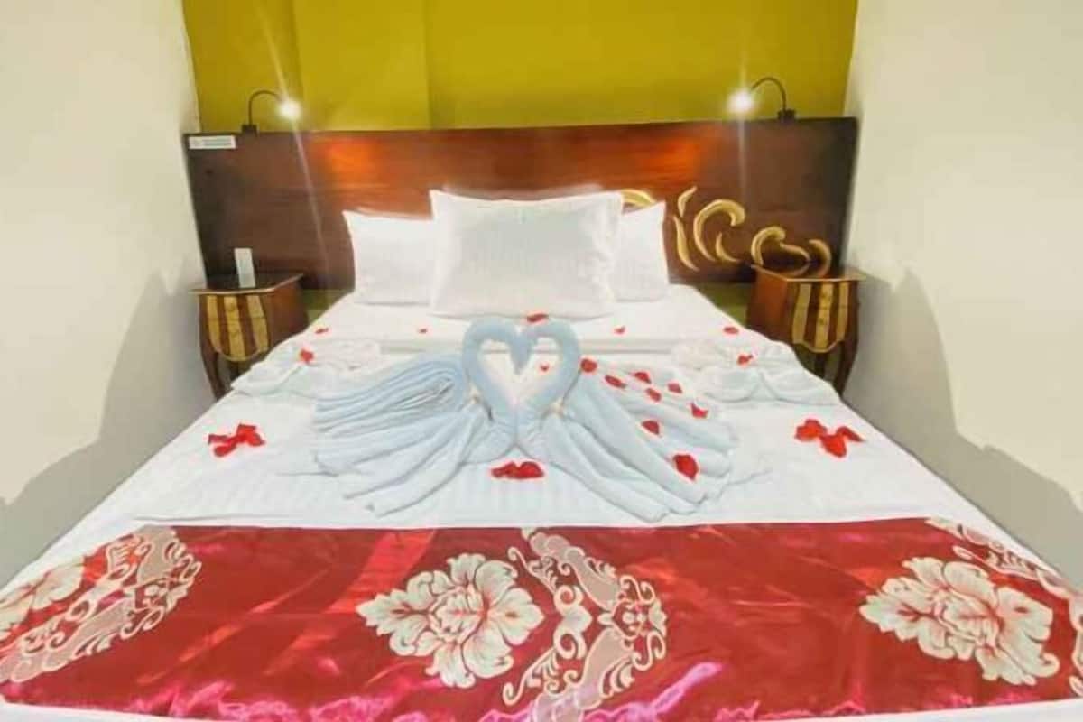 高級寝具、低反発ベッド、デスク、WiFi (無料)