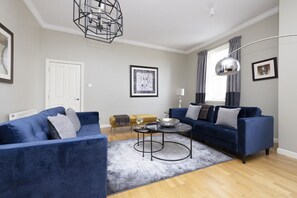 TV, offices - Majestic Apartment on the Royal Mile (Edinburgh)
