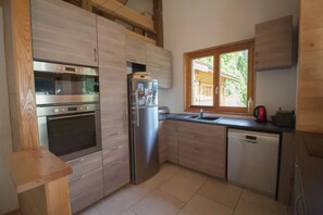 Fridge, oven, dishwasher, coffee/tea maker