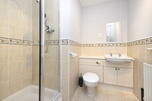 Badewanne, Haartrockner, Handtücher