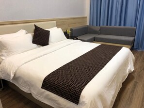 4 bedrooms, desk, iron/ironing board, free WiFi