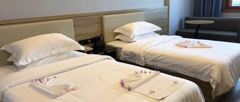 4 bedrooms, desk, iron/ironing board, free WiFi