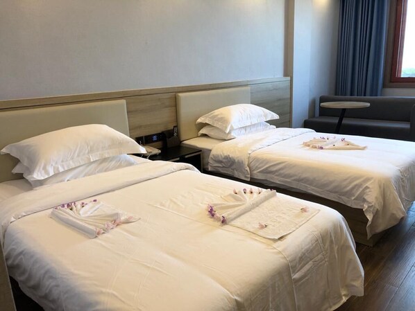 4 bedrooms, desk, iron/ironing board, free WiFi