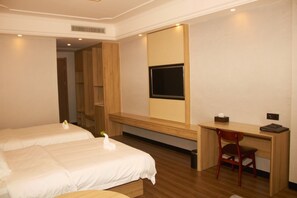 4 bedrooms, desk, iron/ironing board, free WiFi - stylish and accomodating (Osu)