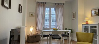 Charming Apartment in Central Moulins: 1BR, Balcony, Market Views, Free Parking, Wi-Fi