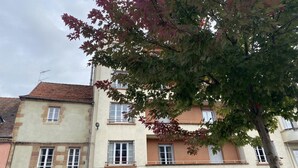 A multi-story building with a ground-floor shop named 'Coiff'line'. - Apartment in Moulins: Comfort with Balcony, Linens and Towels Included (Moulins)