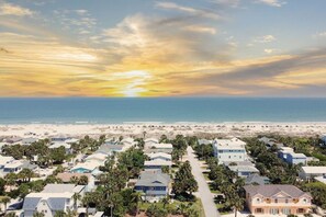 Uma área residencial à beira-mar, com casas e uma praia.