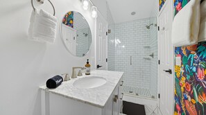 Dusche, Haartrockner, Handtücher