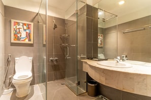 Douche, serviettes fournies, savon, shampoing