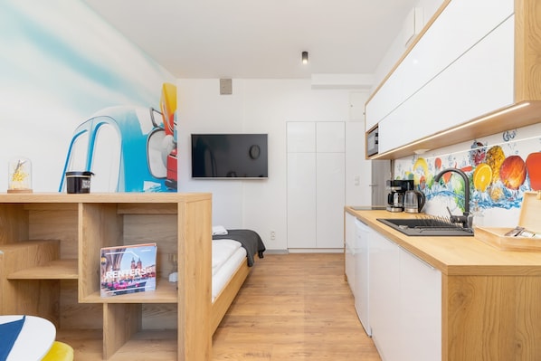 Iron/ironing board, WiFi, bed sheets