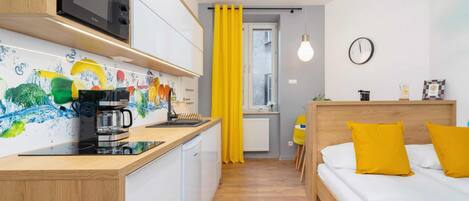 Een strijkplank/strijkijzer, wifi, beddengoed