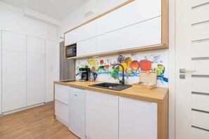 冷蔵庫、電子レンジ、コンロ、コーヒー / ティーメーカー