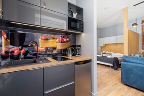 Fridge, microwave, stovetop, coffee/tea maker - Śląska 9 | Studio in Kraków | Remote Work (Kraków)