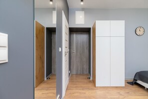 Tabla de planchar con plancha, wifi y ropa de cama