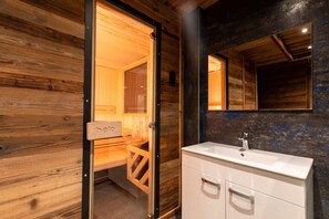 Shower, towels - Captivating 5-bed House in Val de Bagnes (Bagnes)