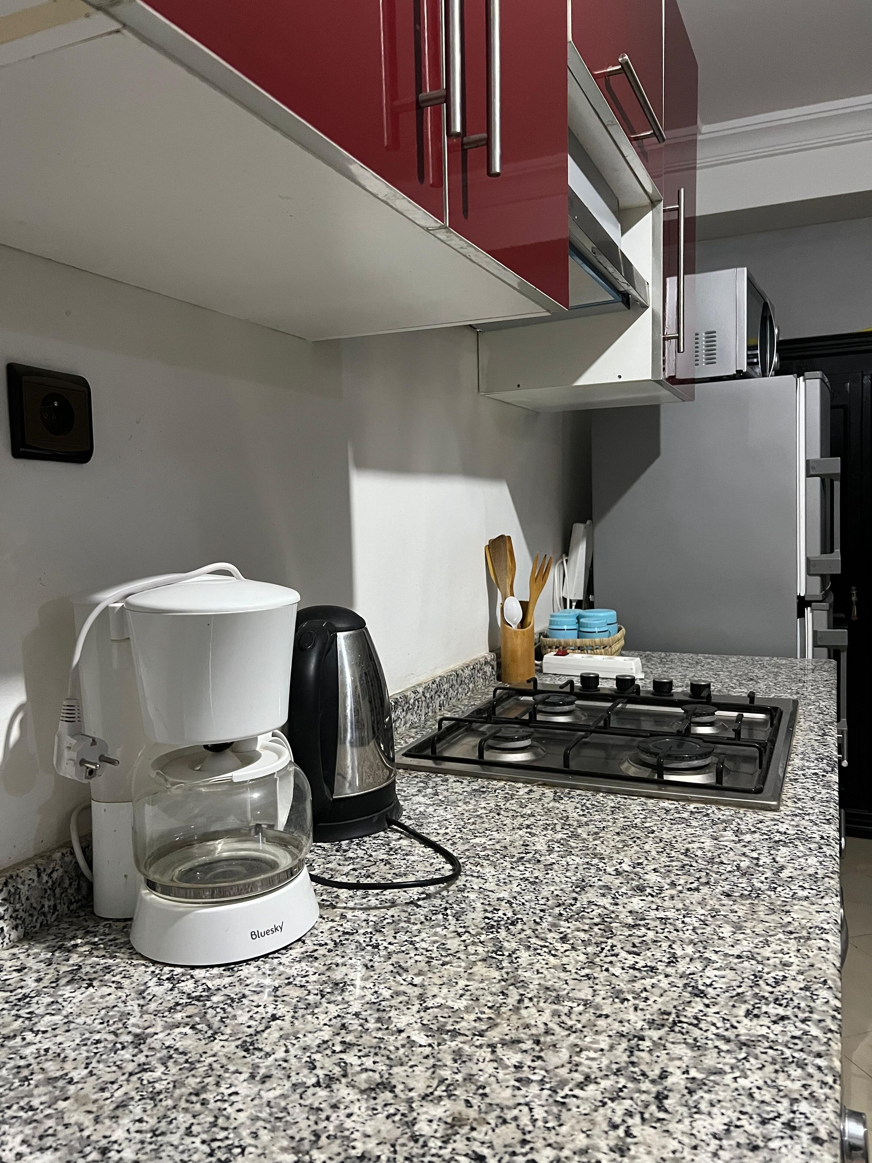 Refrigerador, microondas, horno y parrilla de estufa 