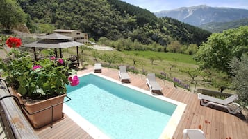 Una piscina al aire libre, una piscina climatizada