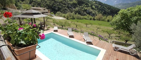 Una piscina al aire libre, una piscina climatizada