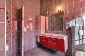 Baignoire, sèche-cheveux, papier toilette