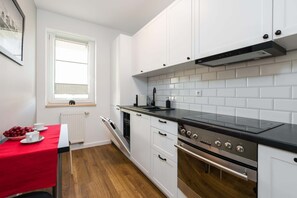 Fridge, oven, stovetop, dishwasher