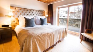 5 bedrooms, WiFi (free), bed sheets