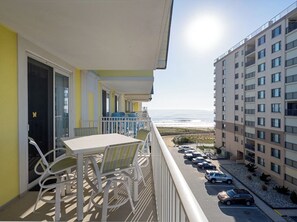 Outdoor dining - Beautiful 3 Bedroom, 3 Bath Oceanblock Condo Mid-Town with Indoor Pool (Ocean City)