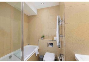 Kombinert dusj/badekar, hårføner og håndklær